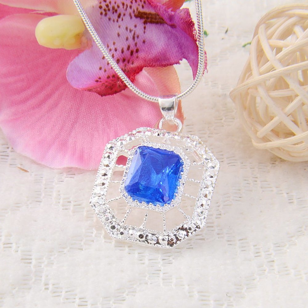 SALE ** BRAND NEW ** BEAUTIFUL BLUE & WHITE TOPAZ PENDANT NECKLACE